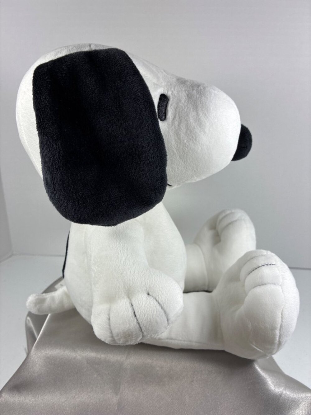 2019 Kohl's Cares Snoopy Plush 12" Peanuts - Picture 5 of 11